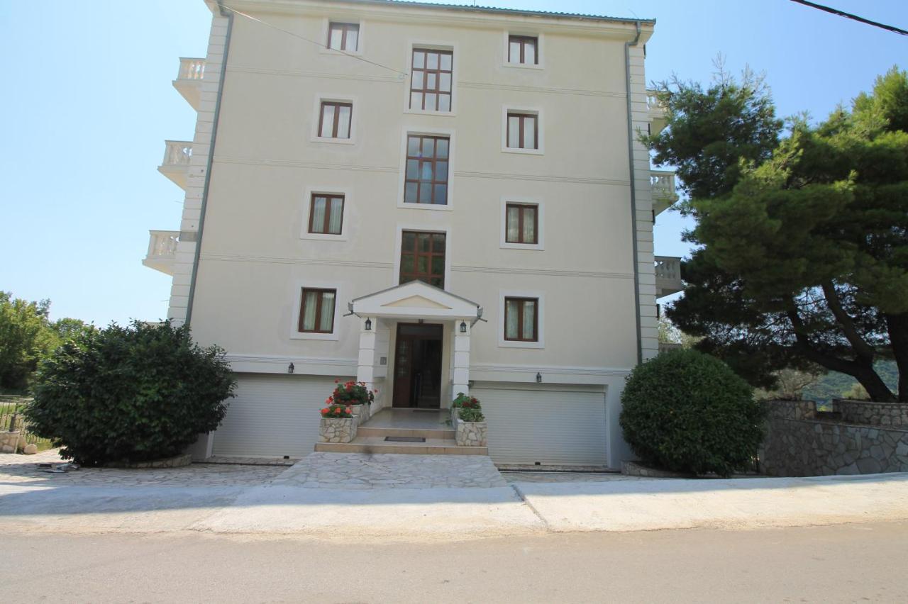 Apartments With Swimming Pool -Vila Oasis Aparthotel Budva