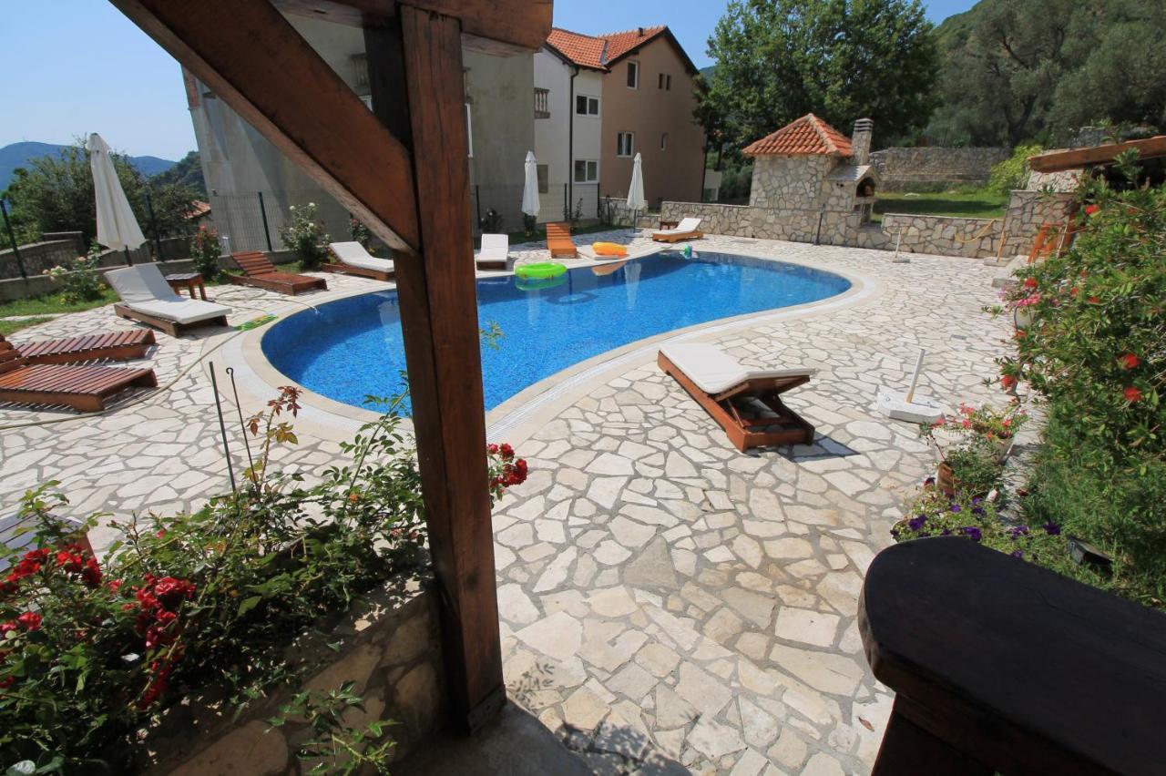 Apartments With Swimming Pool -Vila Oasis Aparthotel